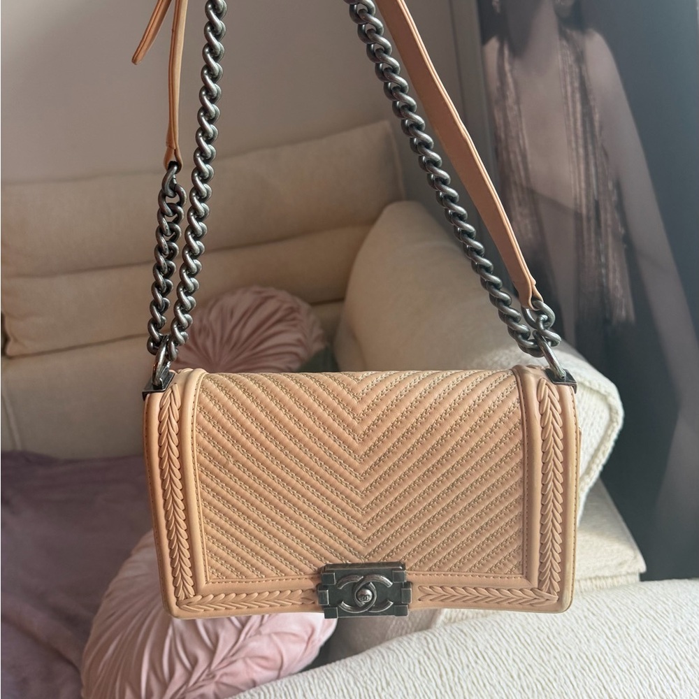 LIKE NEW CHANEL BOY BAG Cream/Peach